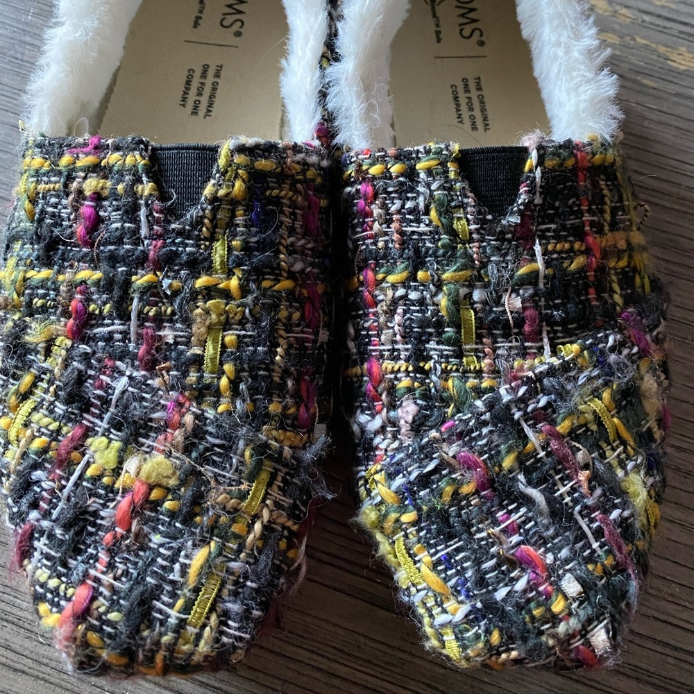 Tom's faux fur slippers. Size 6m